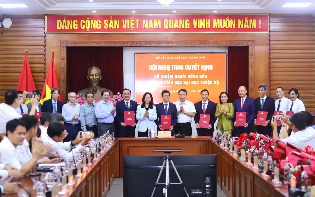 Trao quyết định bổ nhiệm người đứng đầu các cơ sở giáo dục Đại học thuộc Bộ VHTTDL