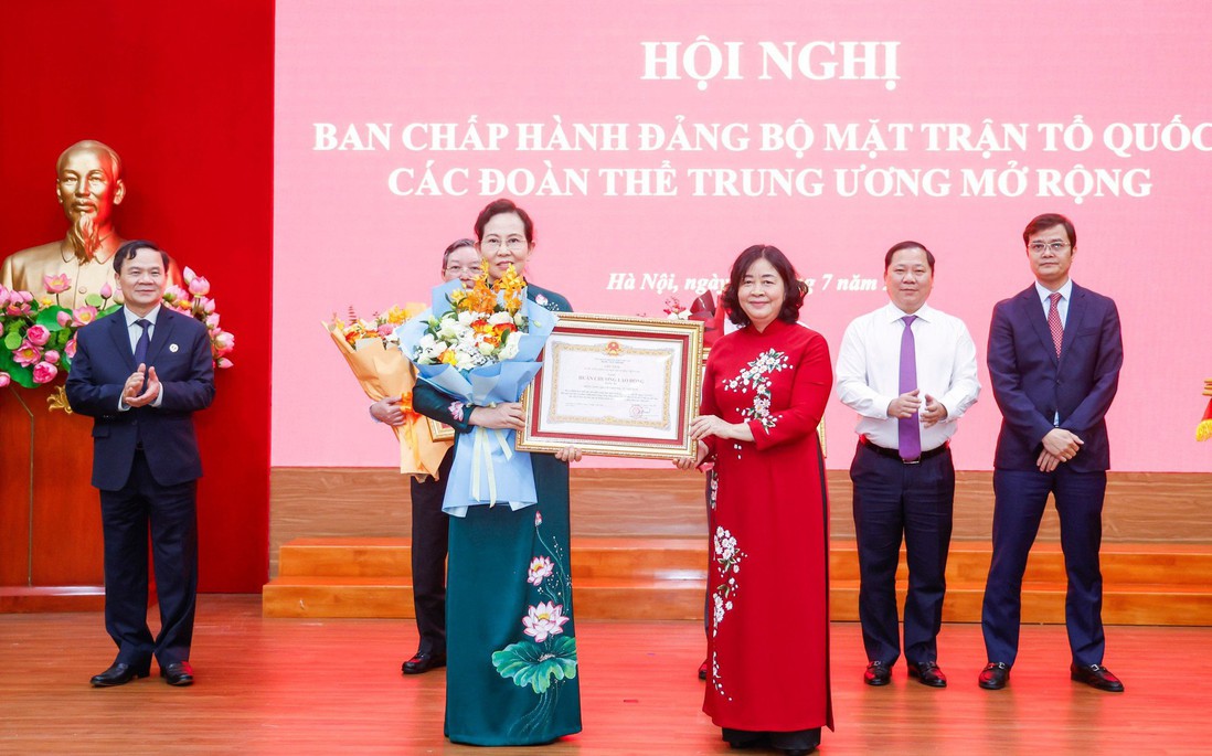 Trung ương Hội LHPN Việt Nam nhận Huân chương Lao động Hạng Ba về thành tích thực hiện tinh gọn bộ máy