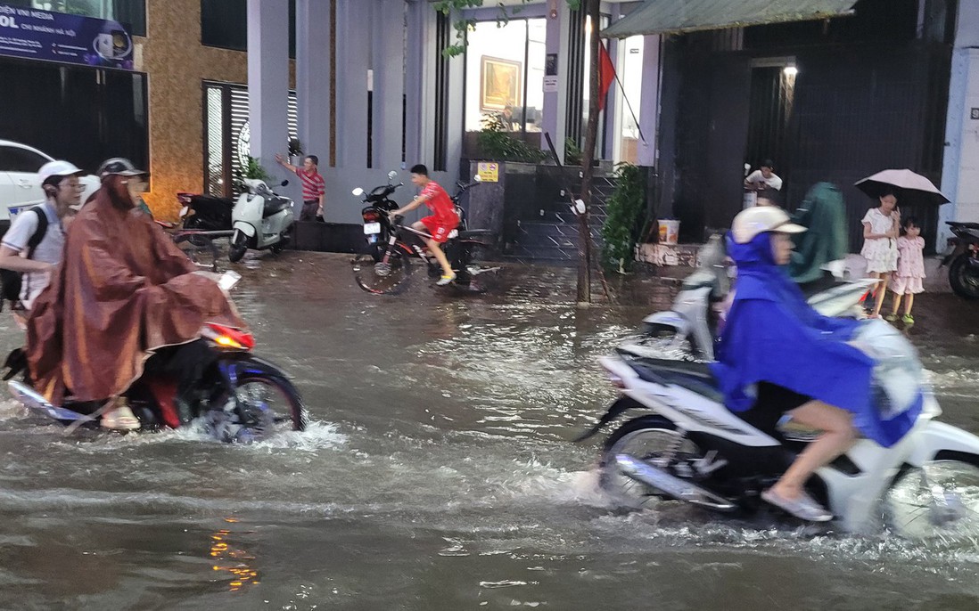 Mưa lớn bất ngờ trút xuống Hà Nội vào giờ tan tầm, nhiều khu vực ngập cục bộ