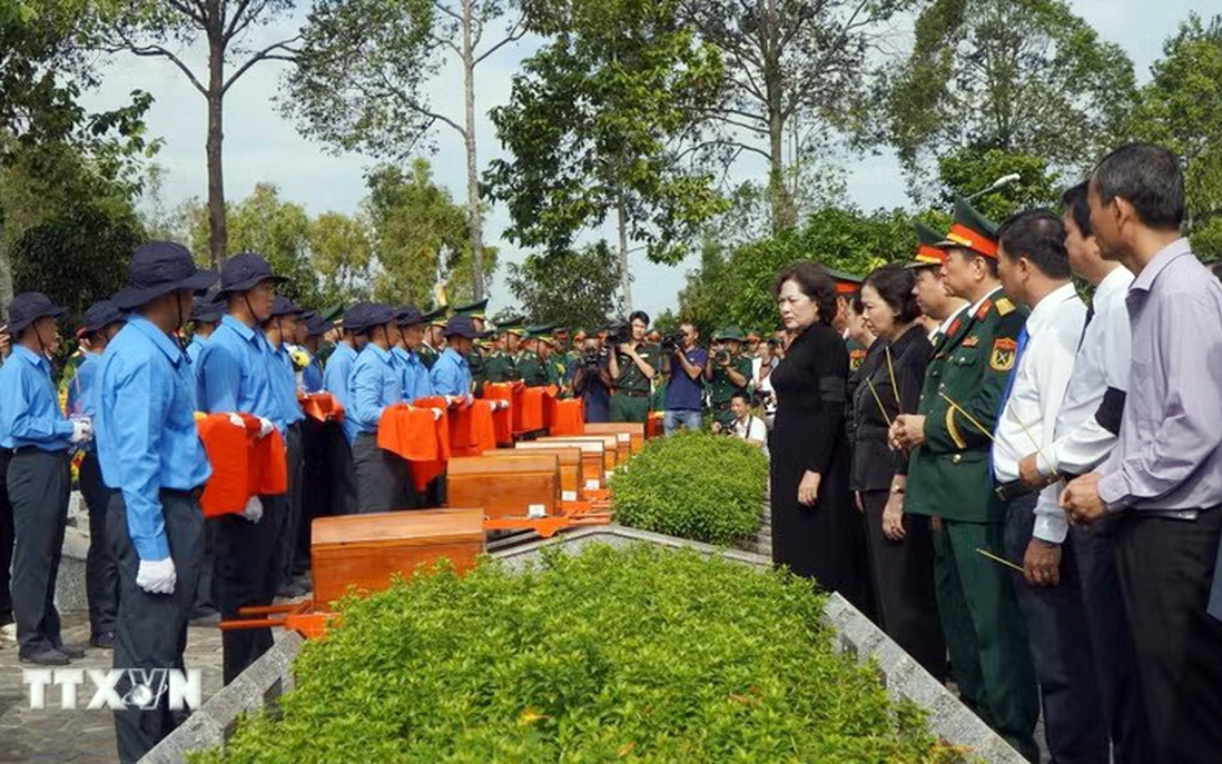 Phó Chủ tịch Quốc hội Nguyễn Thị Hồng thăm, tặng quà người có công tại Đồng Tháp