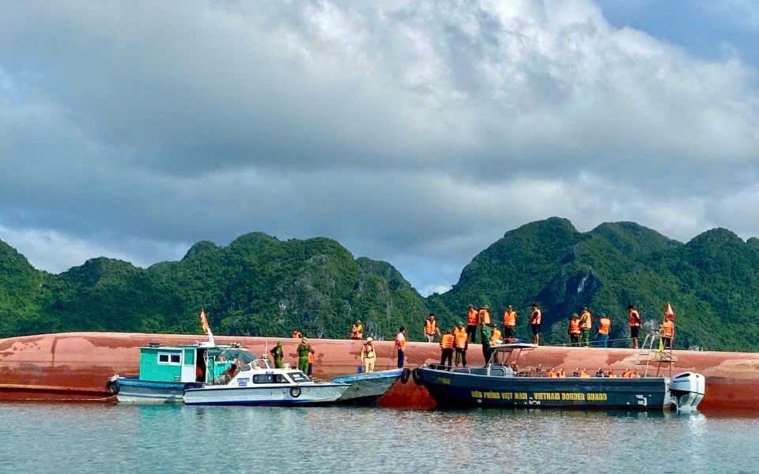 Vụ lật tàu tại Vân Đồn: Đã cứu được 3 người, 2 người bị mắc kẹt trong cabin