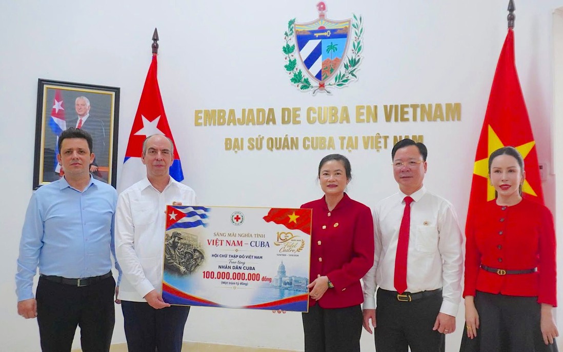 Việt Nam trao tặng 100 tỷ đồng hỗ trợ nhân dân Cuba