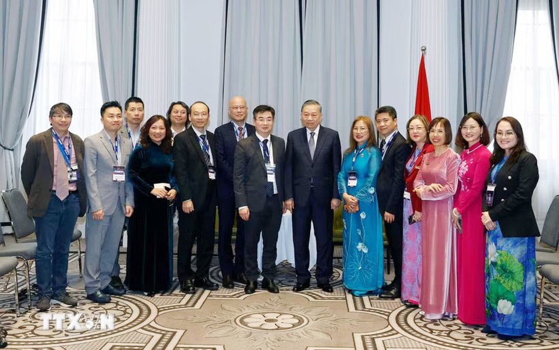 Top leader receives Vietnamese intellectuals, scientists in Australia