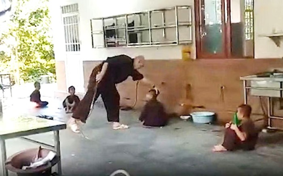 Người đánh trẻ trong clip ở chùa Bầu mới đến làm công quả 3 tháng