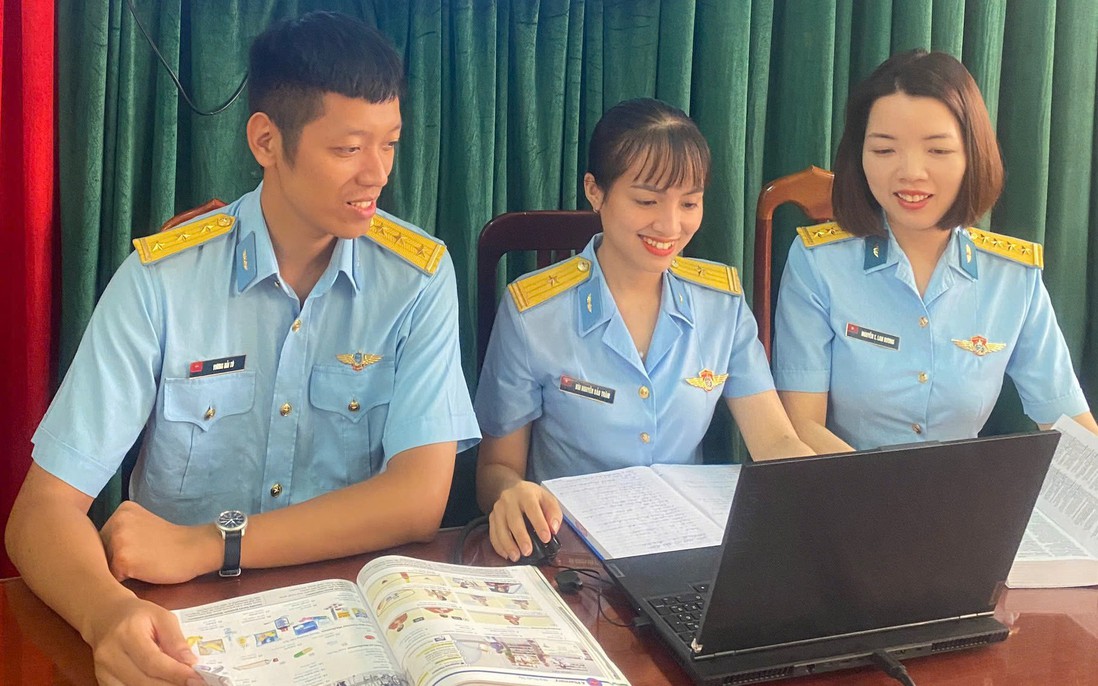 Nữ trung tá với những sáng kiến "chắp cánh" tri thức