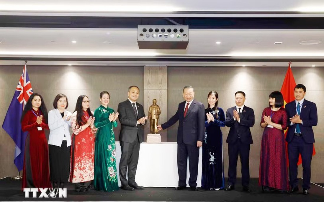 Tổng Bí thư, Chủ tịch nước Tô Lâm gặp gỡ cán bộ, nhân viên sứ quán và người Việt Nam tại New Zealand