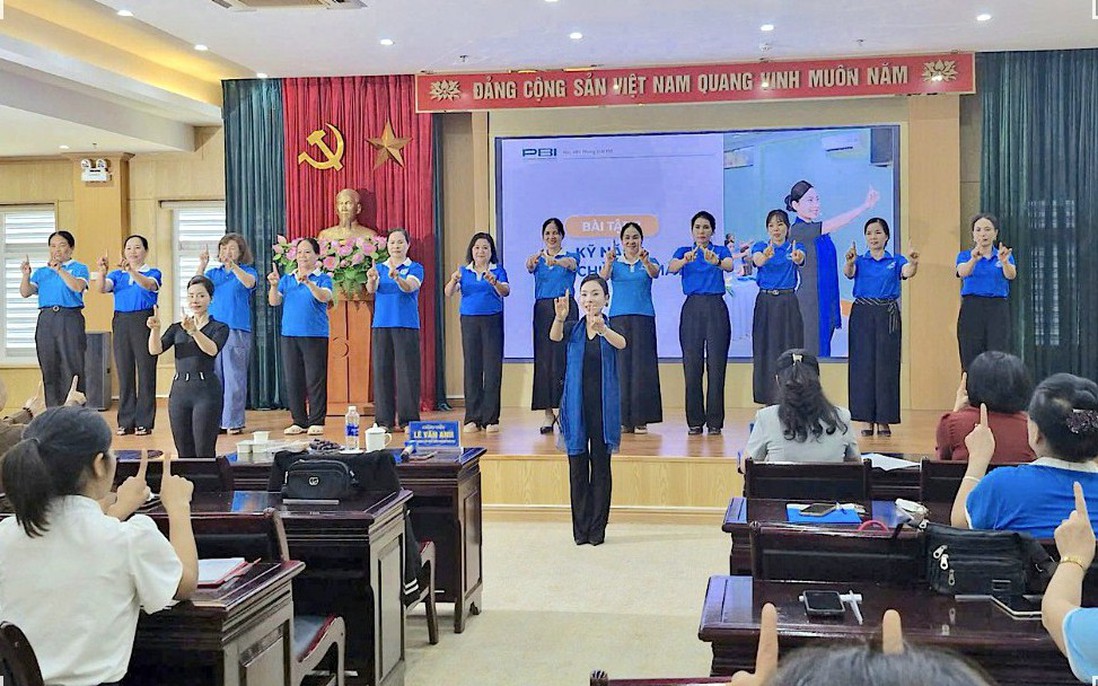 Tập huấn "Phong thái của phụ nữ hiện đại, kỹ năng giao tiếp, ứng xử công sở và giao tiếp công dân"