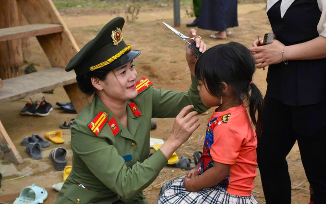Phụ nữ Công an TP Đà Nẵng và những “trái ngọt” từ chương trình “Mẹ đỡ đầu”
