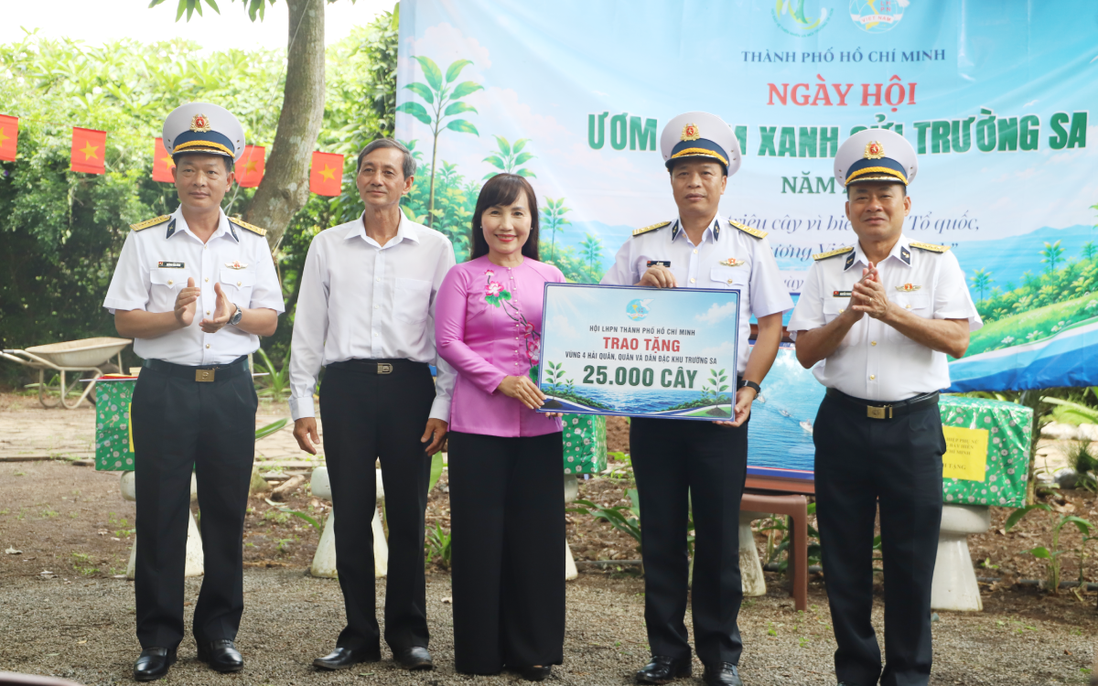 Hội LHPN TPHCM trao tặng 25.000 cây xanh cho Trường Sa
