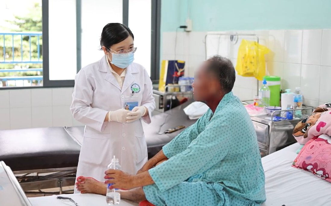 Người đàn ông bị dị ứng hiếm gặp khi dùng thuốc nhỏ mắt