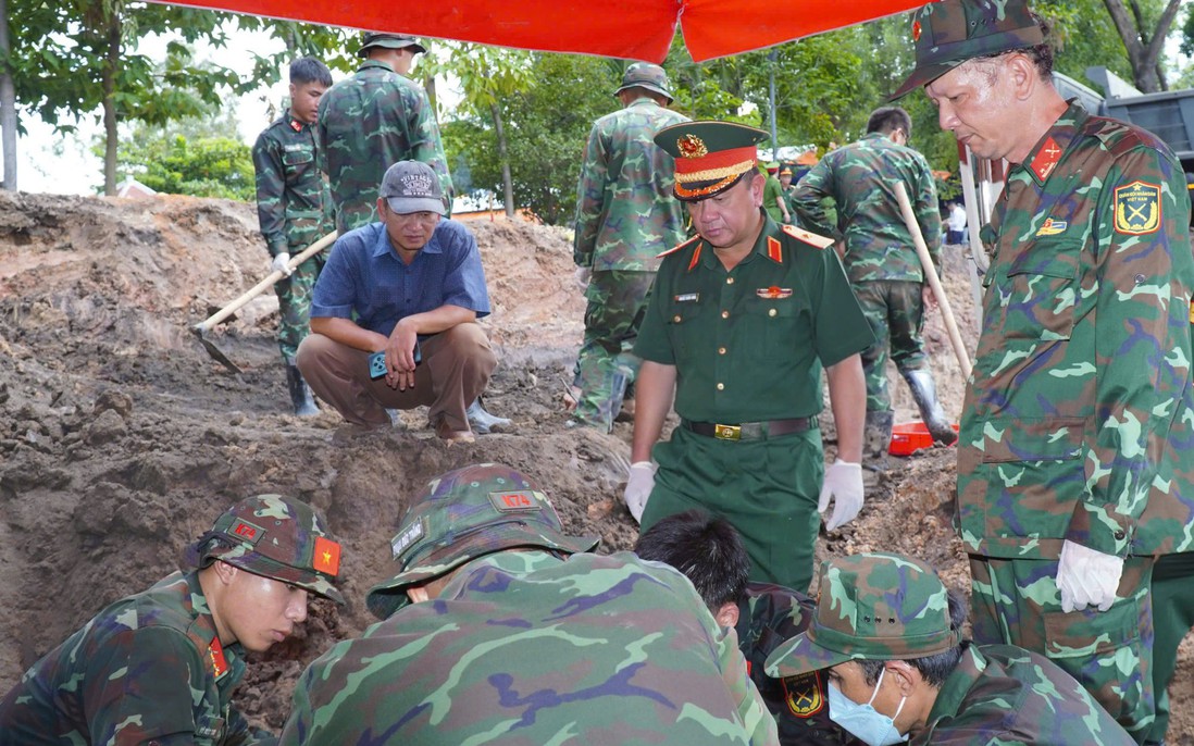 Chính ủy Bộ Tư lệnh TPHCM kiểm tra công tác tìm kiếm hài cốt liệt sĩ tại Công viên Lê Thị Riêng
