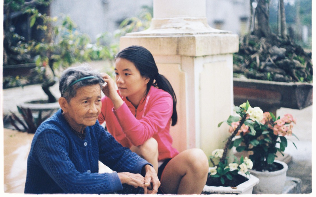 Diến đàn tháng 8: Không chỉ gia đình là nơi gánh vác chăm sóc người cao tuổi