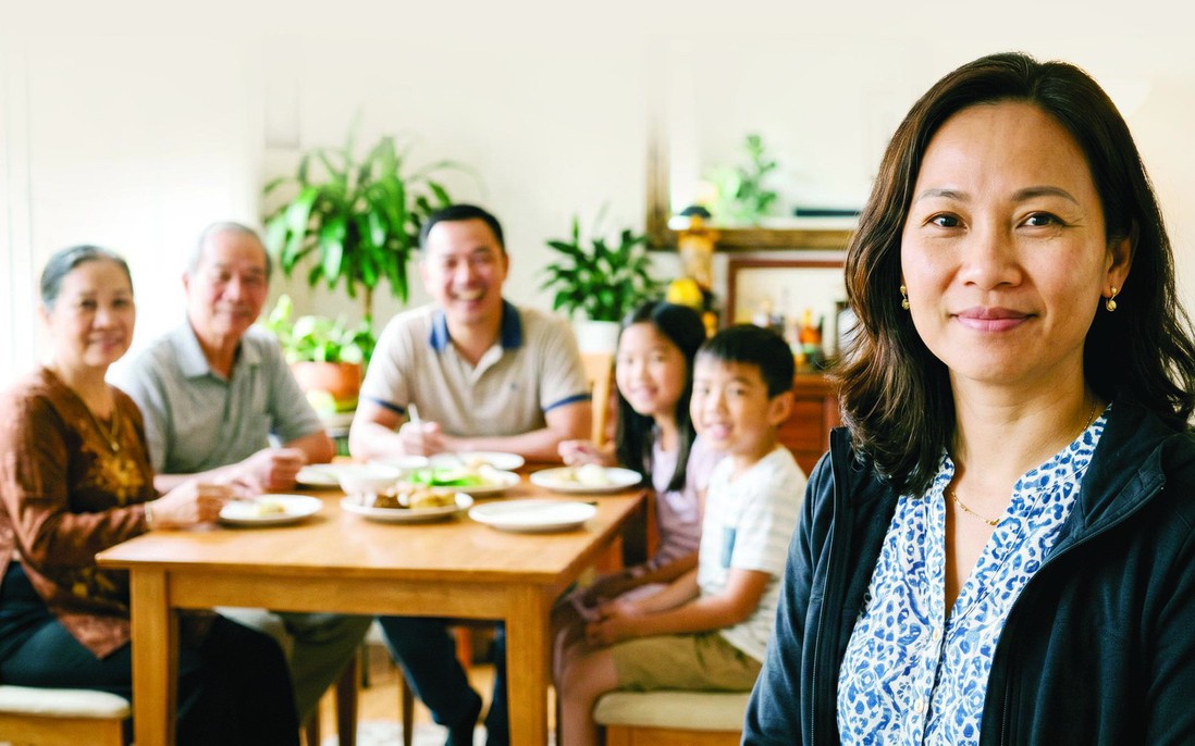 Thế hệ "bánh mì kẹp" nặng gánh hai vai