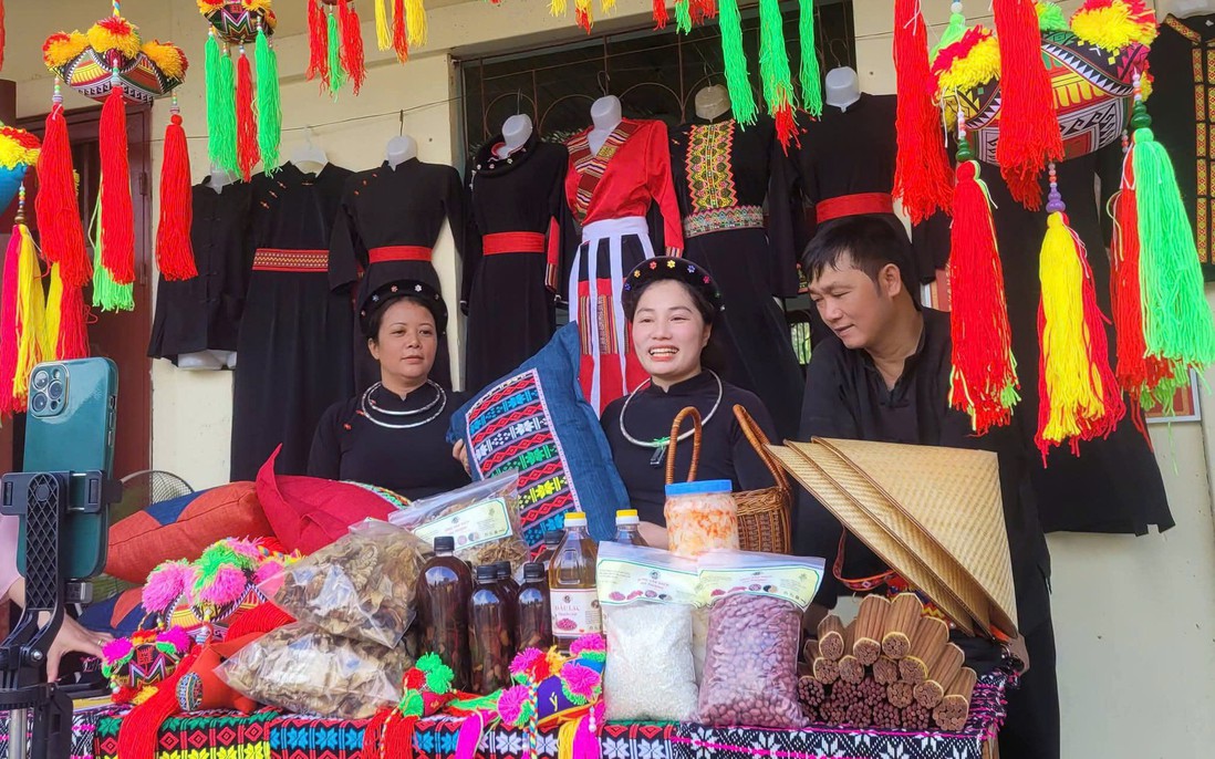 Phụ nữ miền núi tháo gỡ điểm nghẽn, đưa phiên chợ quê lên không gian số