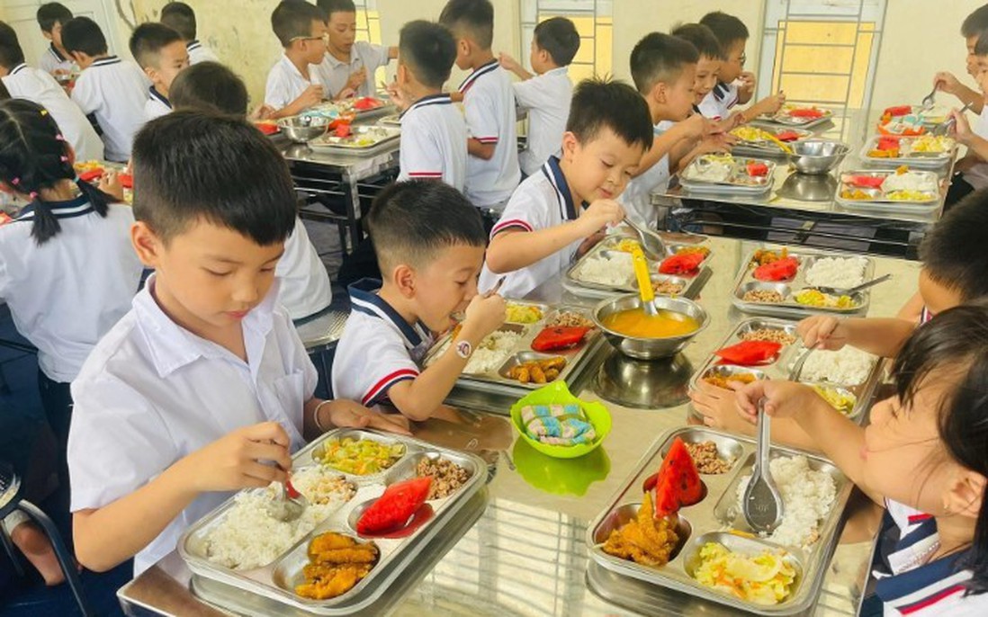 Công khai hình ảnh khay ăn thực tế của học sinh để phụ huynh giám sát: Minh bạch để tạo ra niềm tin