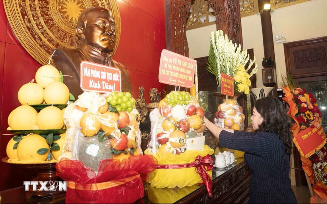 Phó Chủ tịch nước Võ Thị Ánh Xuân dâng hương tưởng nhớ Chủ tịch Tôn Đức Thắng