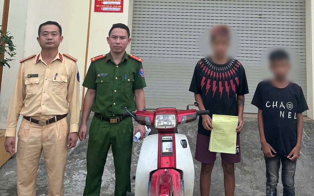 “Bốc đầu” xe máy, thiếu niên 15 tuổi bị tịch thu phương tiện