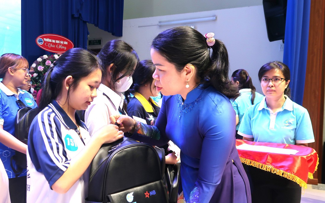 Hội LHPN TPHCM tiếp sức cho trẻ khó khăn trước thềm năm học mới