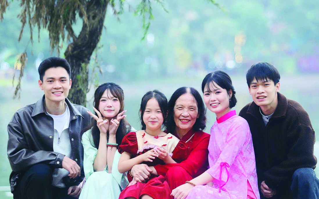 Diễn đàn tháng 8: Cháu con nâng đỡ bước chân tuổi già