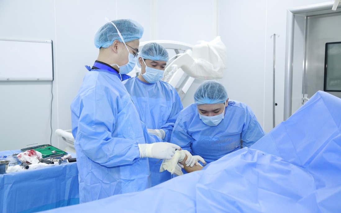 Sau 3 ngày phẫu thuật gãy xương, bé gái 14 tuổi có thể vận động tay