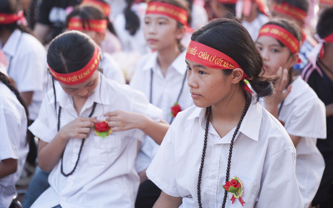 Học sinh xúc động với nghi thức bông hồng cài áo trong lễ Vu Lan
