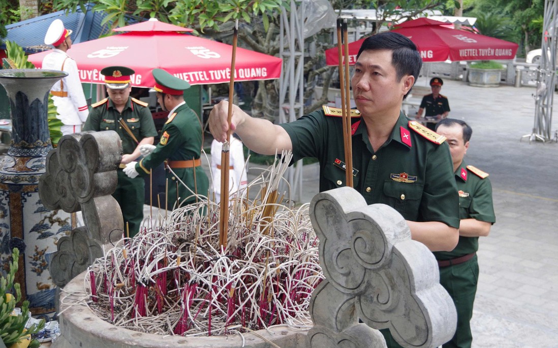 Tổng cục Chính trị dâng hương tri ân các anh hùng liệt sĩ tại Vị Xuyên