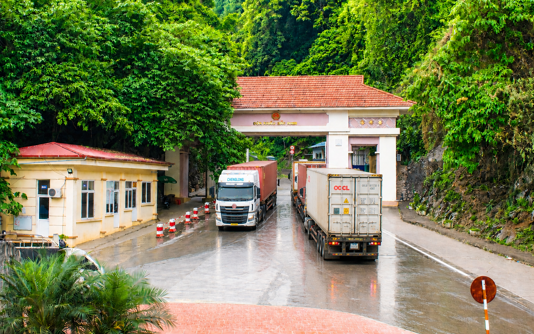 Làm thủ tục xuyên trưa, tăng thời gian thông quan hàng hóa qua biên giới Việt - Trung