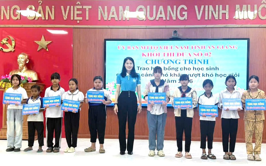 50 học sinh nghèo xã Ô Lâm nhận học bổng trước thềm năm học mới