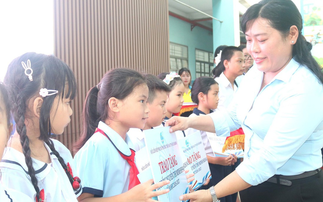 Trao học bổng tiếp sức học sinh, sinh viên bước vào năm học mới