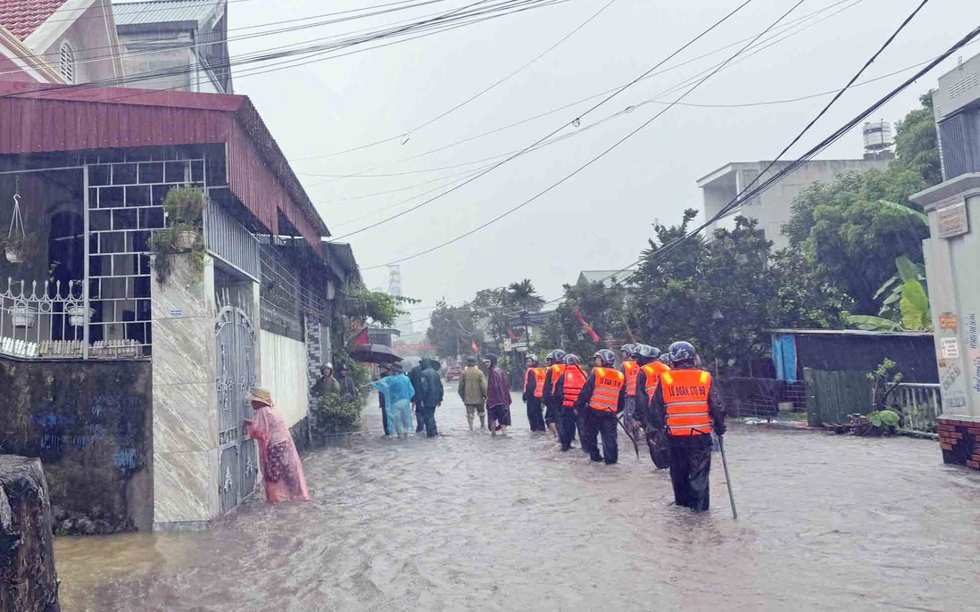 Lữ đoàn 170 Hải quân giúp người dân khắc phục hậu quả mưa bão