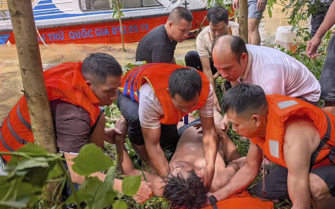 Lạng Sơn: Kịp thời cứu sống 7 người bị lật xuồng khi đưa bệnh nhân đi cấp cứu