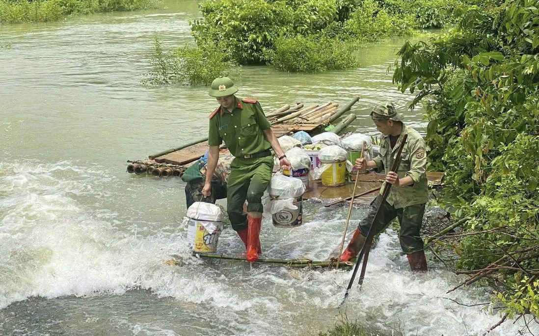 Công an Lạng Sơn giúp người trồng na bớt thiệt hại do mưa lũ