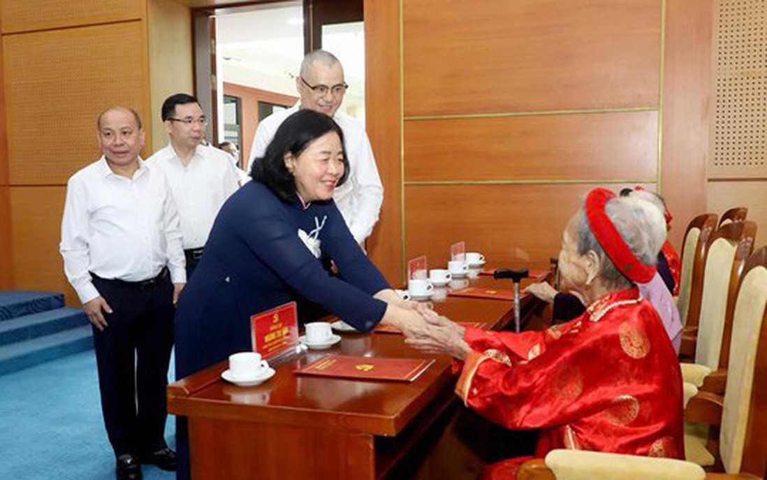 Chủ tịch Bùi Thị Minh Hoài trao Huy hiệu 80 năm tuổi Đảng cho đảng viên lão thành của tỉnh Phú Thọ