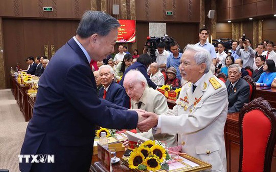 Tổng Bí thư, Chủ tịch nước Tô Lâm dự Lễ trao tặng Huy hiệu Đảng tại Đảng bộ TP Hà Nội