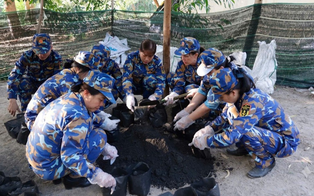 Phụ nữ Lữ đoàn 101 hưởng ứng chương trình “Xanh hóa Trường Sa”
