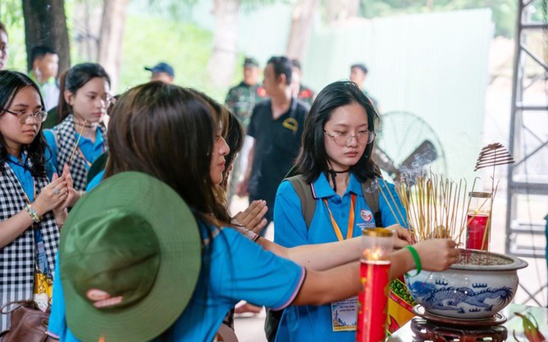 Kiều bào trẻ xúc động thăm Công viên Lê Thị Riêng, nghe cô bác kể chuyện kháng chiến
