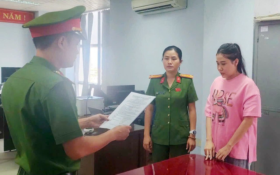 Nữ nhân viên bán ô tô nhận tiền đặt cọc của khách rồi mang đi trả nợ