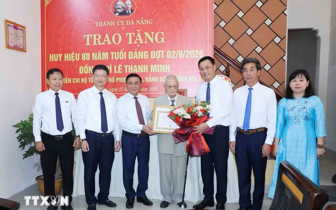 Thường trực Ban Bí thư Trần Cẩm Tú trao tặng Huy hiệu 80 năm tuổi Đảng cho đảng viên lão thành tại Đà Nẵng