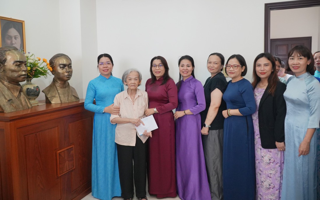 Hội LHPN TPHCM dâng hương, dâng hoa tưởng niệm đồng chí Nguyễn Thị Minh Khai
