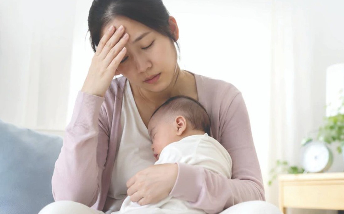 Kiệt sức sau sinh, người mẹ cần làm gì?