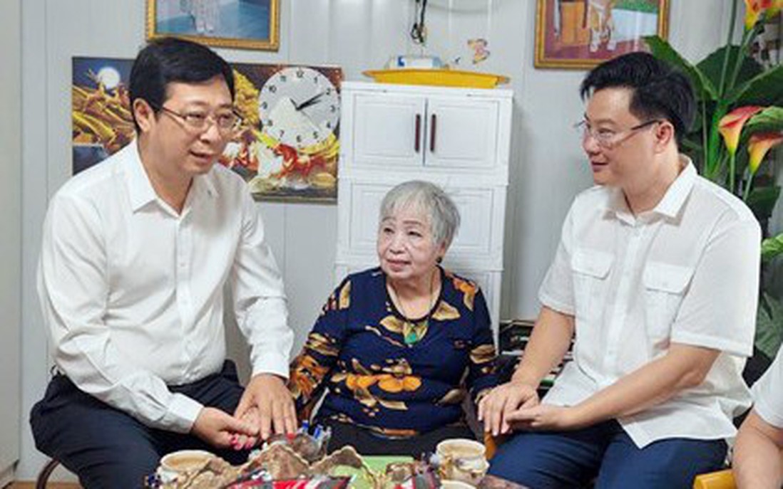 Trao quà tri ân Mẹ Việt Nam Anh hùng Nguyễn Thị Kim Loan