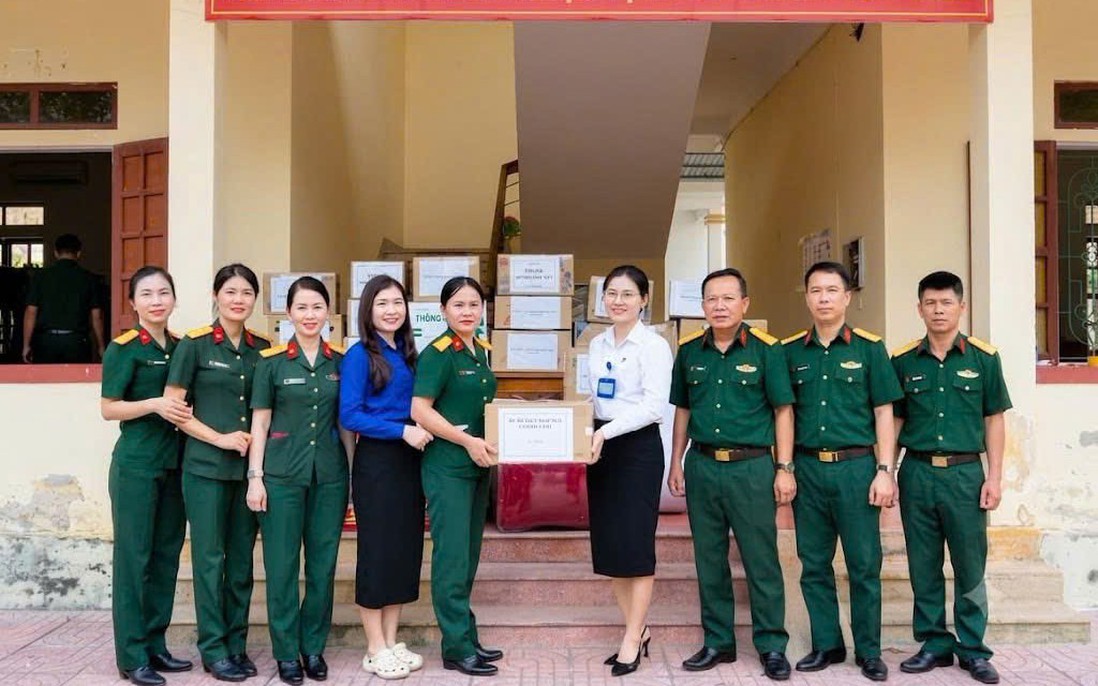 Phụ nữ Bộ CHQS tỉnh Hà Tĩnh tiếp nhận vật chất hỗ trợ Đội quy tập làm công tác dân vận tại Lào