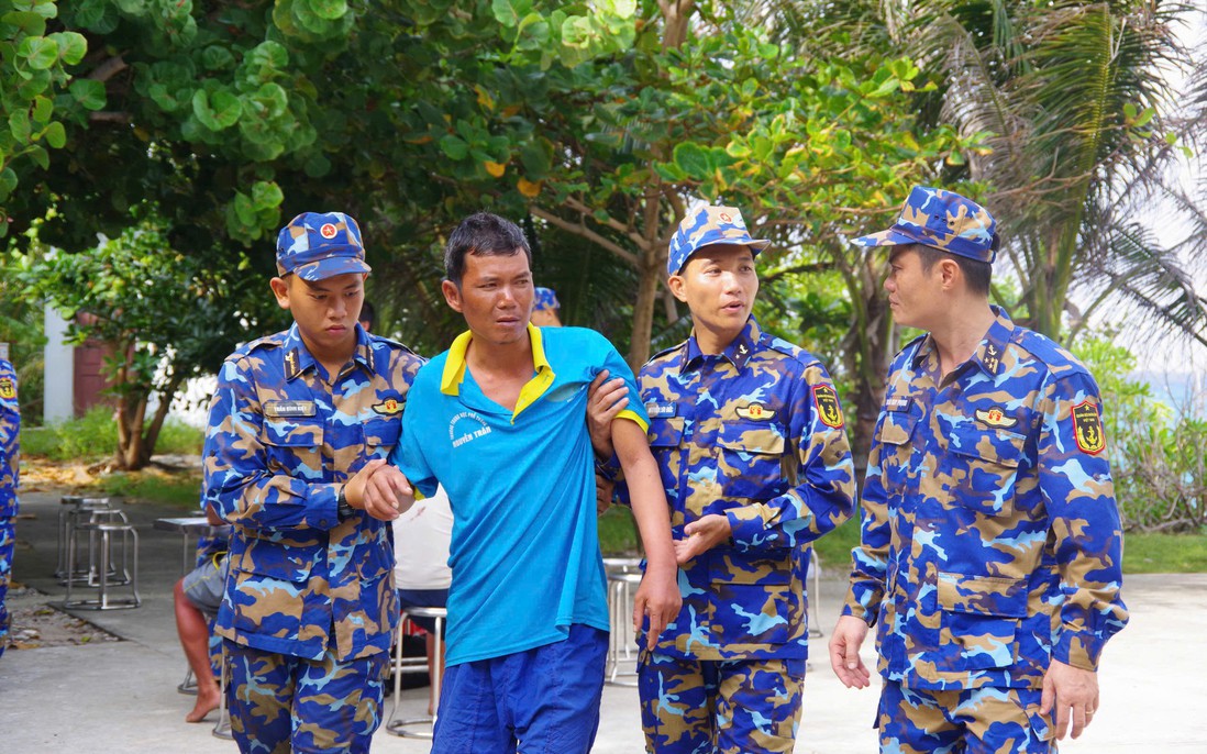 Tiếp nhận, kịp thời cứu chữa 32 ngư dân bị chìm tàu trên quần đảo Trường Sa
