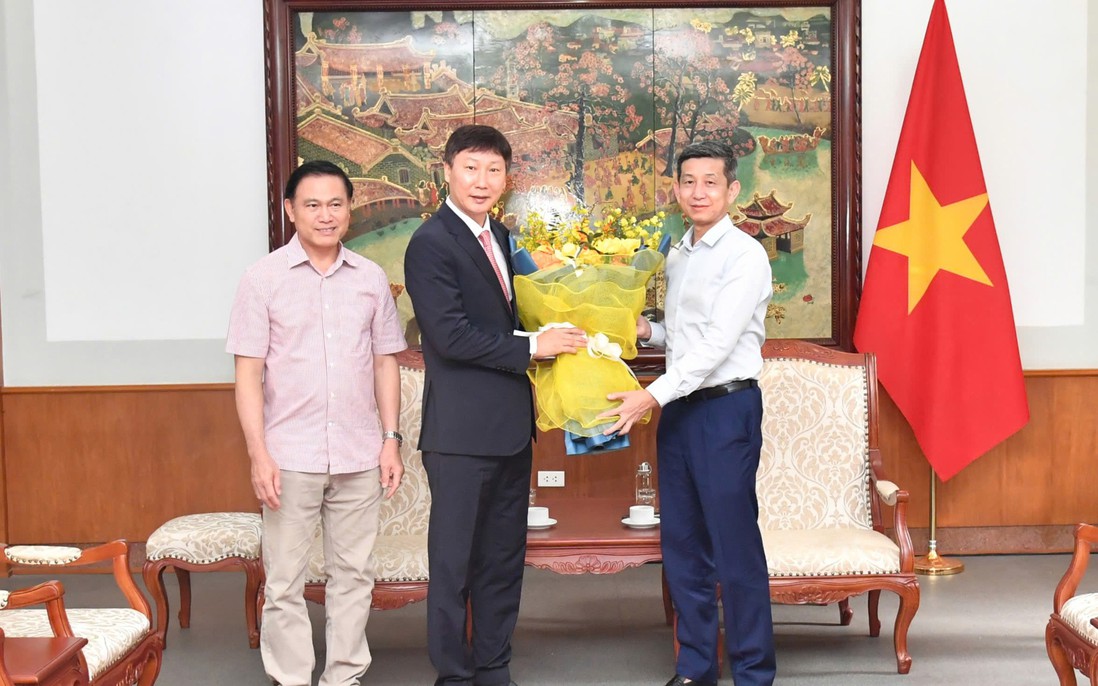 Đội tuyển bóng đá Việt Nam nhận quà của Thủ tướng Chính phủ