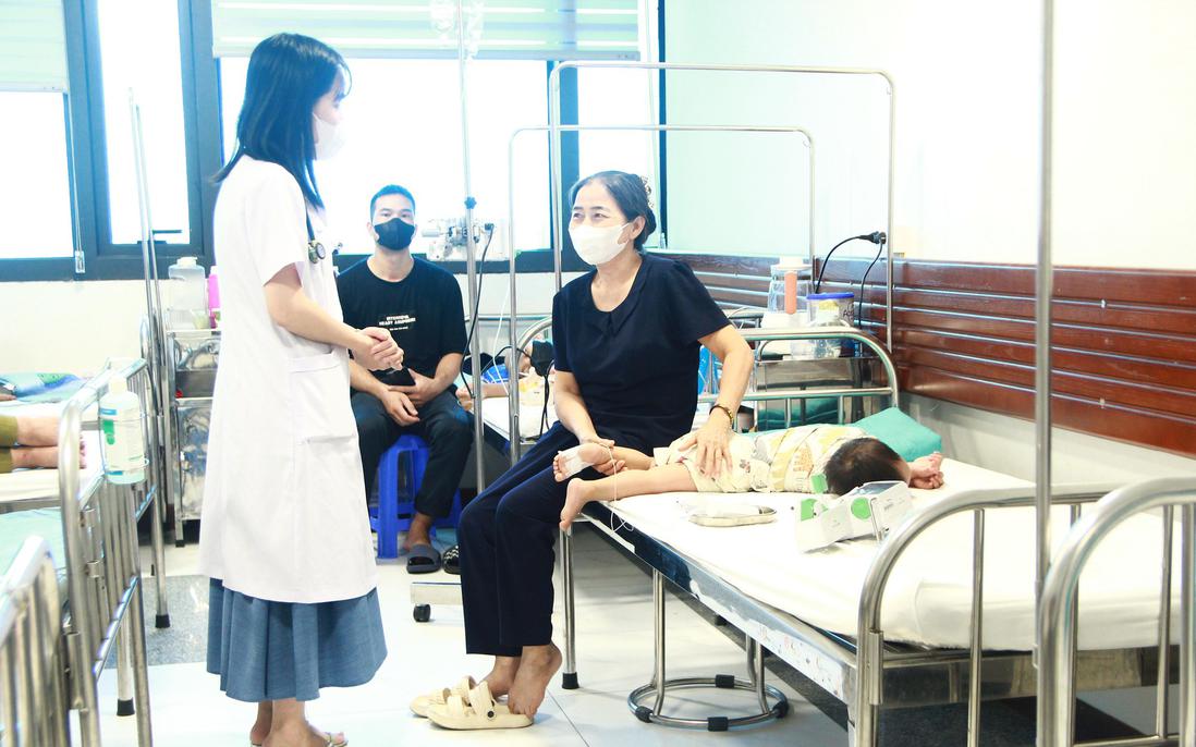Trẻ mắc COVID-19 tăng: Bác sĩ cảnh báo dấu hiệu cần đưa trẻ đến viện ngay