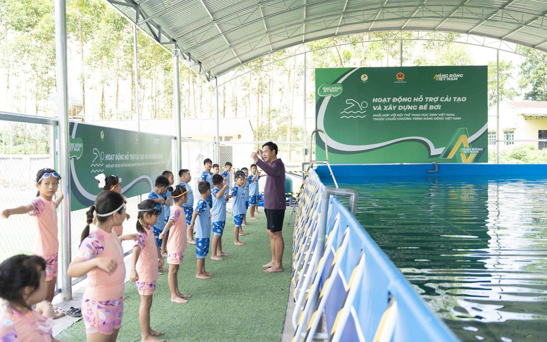 Trao tặng bể bơi và lớp dạy bơi mô hình điểm cho học sinh tỉnh Bắc Ninh