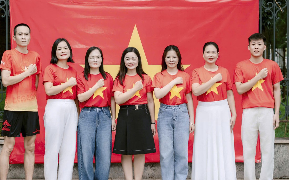 Rực đỏ màu cờ tôi yêu