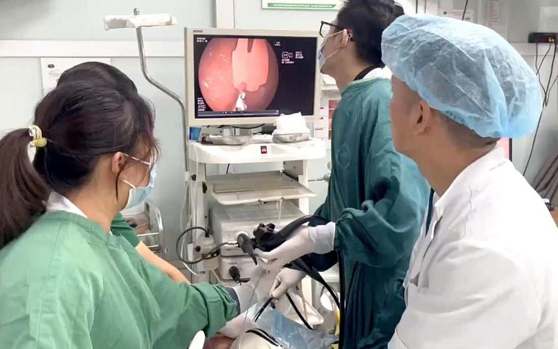Nội soi cấp cứu bé 20 tháng nuốt phải mảnh thìa nhựa sắc nhọn