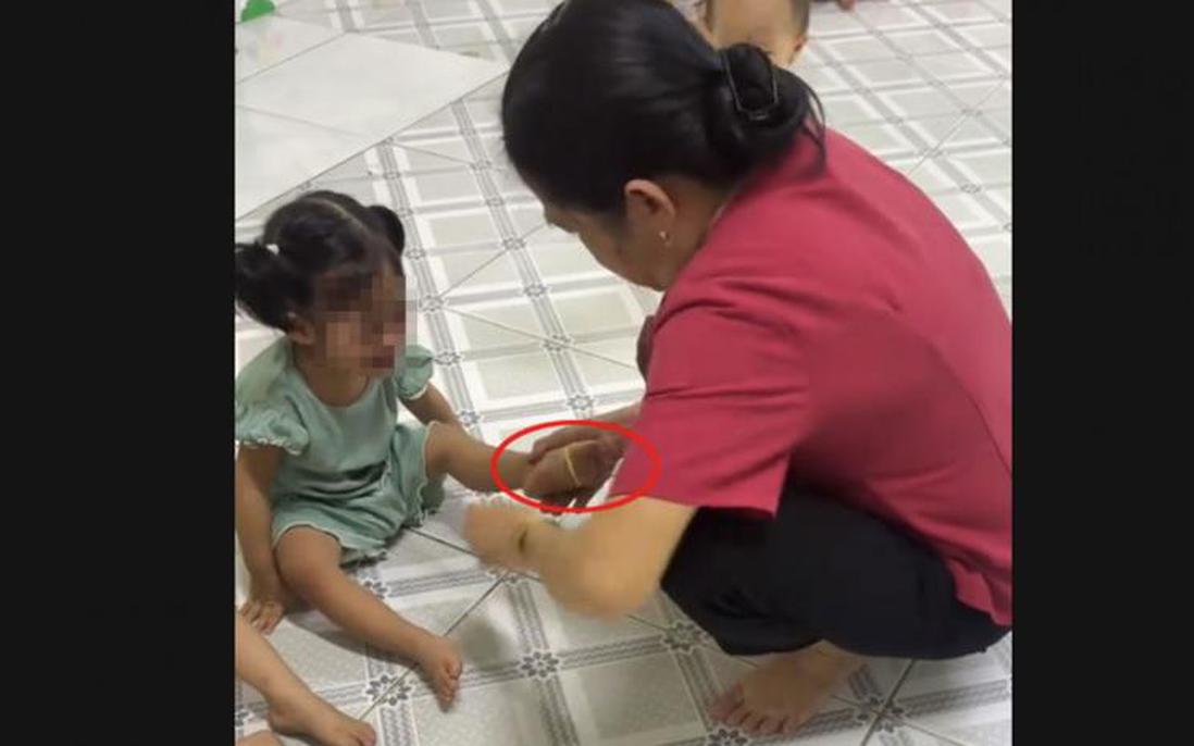 Nghi bảo mẫu bạo hành trẻ: Cơ quan chức năng làm việc với cơ sở mầm non ngay trong đêm