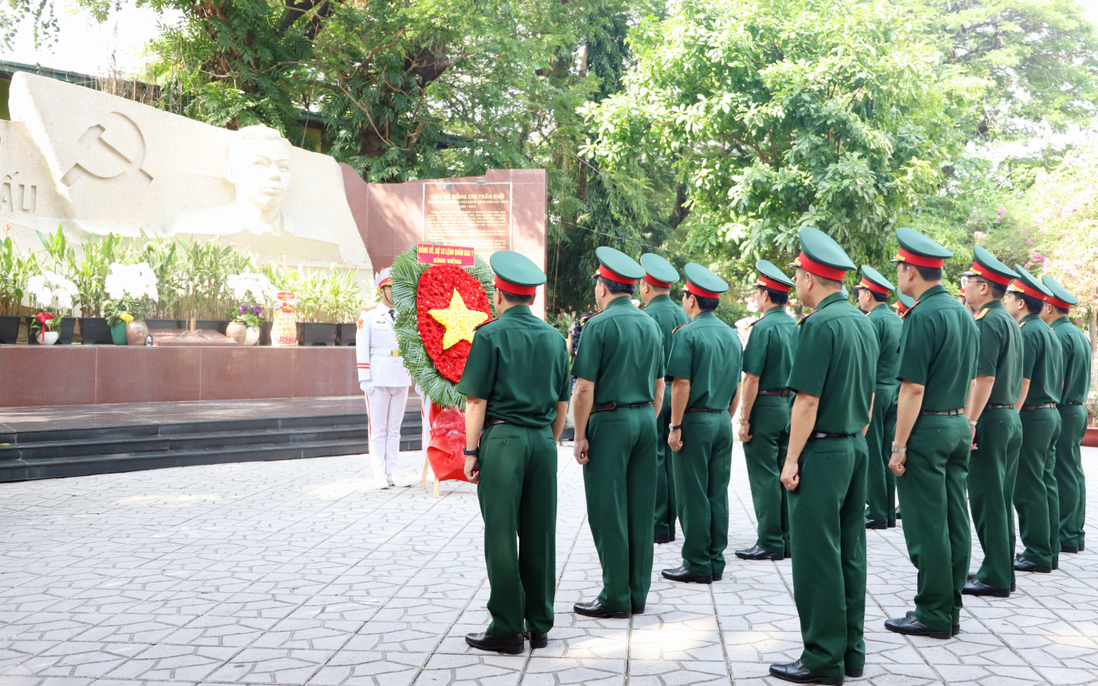 Bộ Tư lệnh Quân khu 7 dâng hương tưởng niệm các anh hùng liệt sĩ tại Công viên Lê Thị Riêng